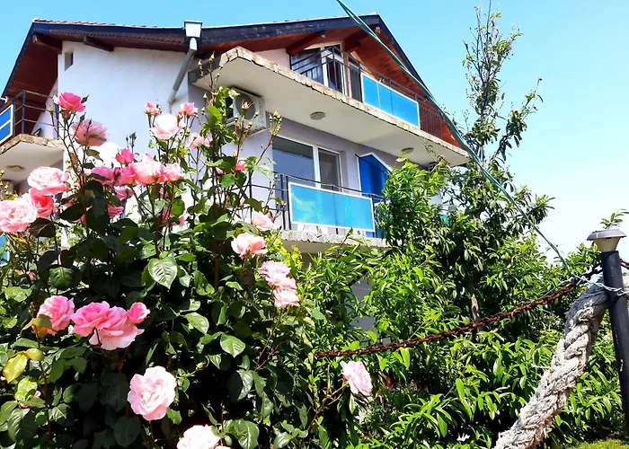 Rezos Πανσιόν Rezovo